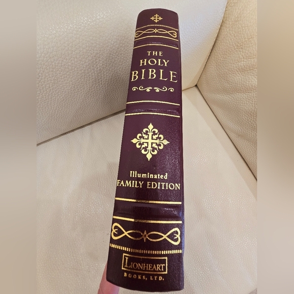The Holy Bible Book Illuminated Family Edition Illustrated 2000 By Lionheart - Picture 3 of 9